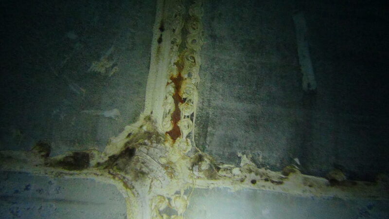 Unterwasserinspektion zeigt Korrosion an Metallstruktur