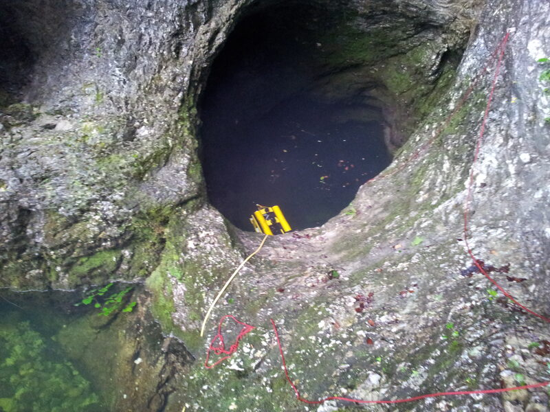 ROV Unterwasserdrohne wird in einer Höhle für Filmaufnahmen eingesetzt