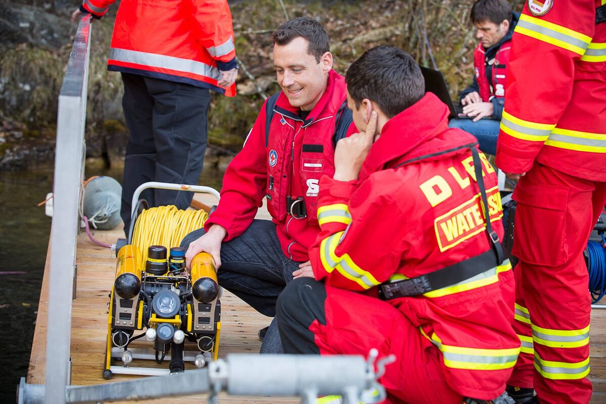 Suwabo ROV-Ausrüstung und mobiles Einsatzfahrzeug an einem Wasserkraftwerk
